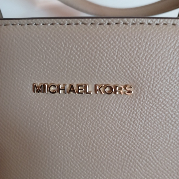 🤩👜Michael Kors EW Voyager Tote👜🤩 - Picture 14 of 16